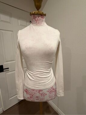 SKIMS Long Sleeve Tee in Cream